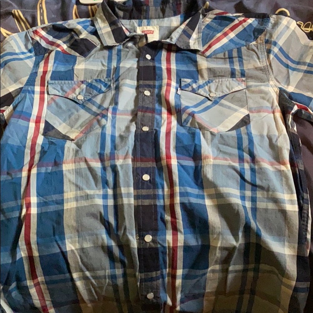 L levi’s shirt